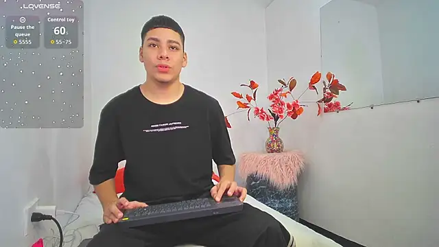 Lucastorrez01 online show from 11-21-25, 04:22