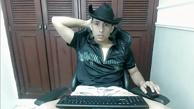 Snapshot of dannyt_hot chatting on 11-18-25, 12:41 dannyt hot online show from 11-18-25, 12:41