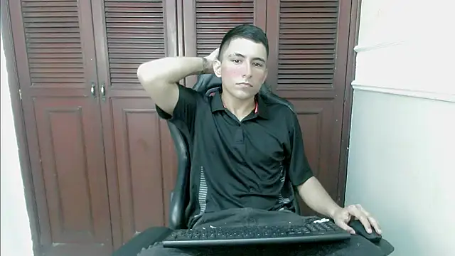 Snapshot of dannyt_hot chatting on 11-17-25, 01:26 dannyt hot online show from 11-17-25, 01:26