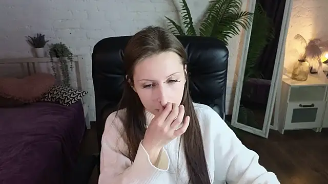 AliceWallflower online show from 11-18-25, 07:39