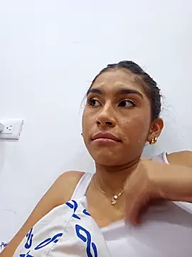 Snapshot of skinnyrox chatting on 11-16-25, 02:38 skinnyrox online show from 11-16-25, 02:38