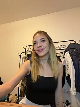 Snapshot of lunababy77 chatting on 11-17-25, 04:00 lunababy77 online show from 11-17-25, 04:00