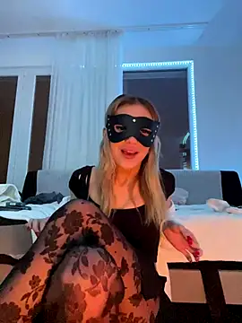 lunababy77 online show from 12-18-25, 04:33