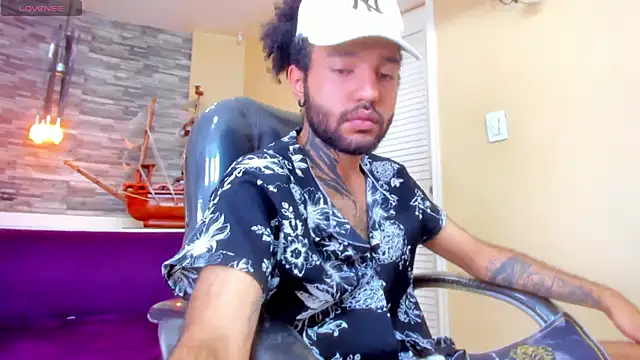 Snapshot of Hottie_Bear chatting on 11-17-25, 05:11 Hottie Bear online show from 11-17-25, 05:11