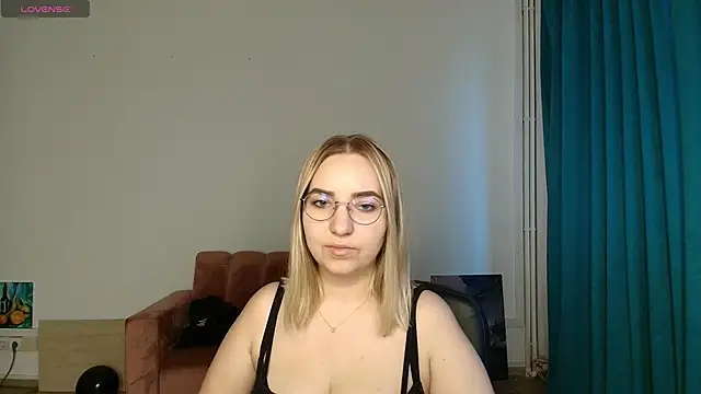 Snapshot of HillaryWong chatting on 11-17-25, 06:50 HillaryWong online show from 11-17-25, 06:50