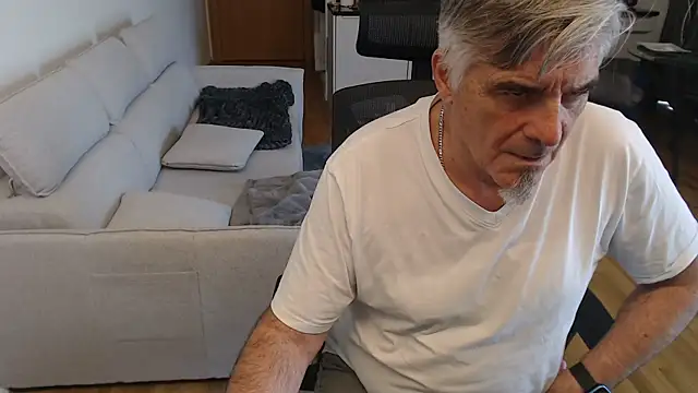 Buidapest online show from 04-18-26, 01:24