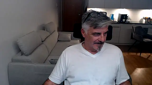 Snapshot of Buidapest chatting on 02-28-26, 10:53 Buidapest online show from 02-28-26, 10:53