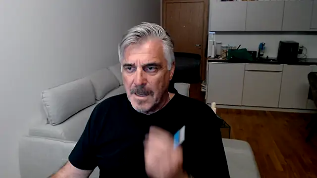 Snapshot of Buidapest chatting on 11-17-25, 01:53 Buidapest online show from 11-17-25, 01:53