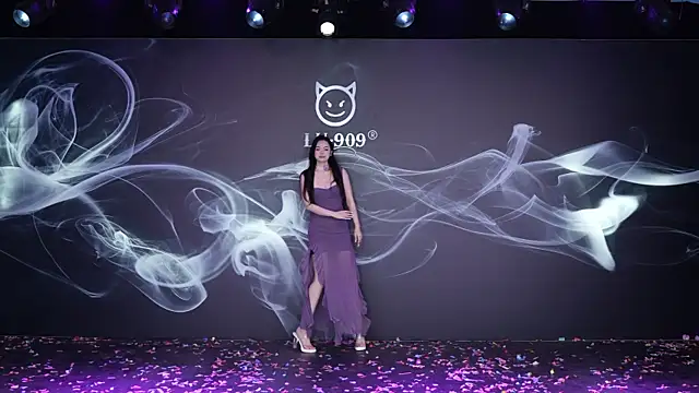 Snapshot of LU-909 chatting on 12-18-25, 12:49 LU-909 online show from 12-18-25, 12:49