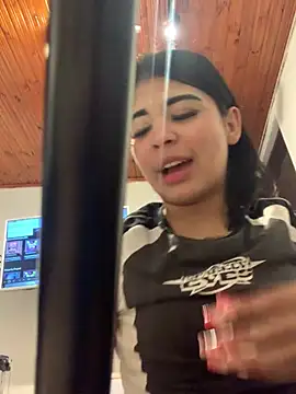 Snapshot of Dannii- chatting on 02-01-26, 01:26 Dannii- online show from 02-01-26, 01:26