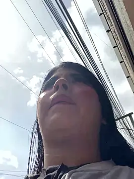 Snapshot of Dannii- chatting on 02-05-26, 06:37 Dannii- online show from 02-05-26, 06:37