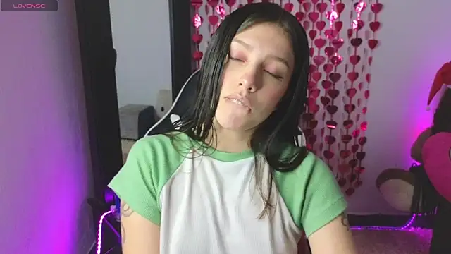 Snapshot of Dhanaee chatting on 12-23-25, 05:18 Dhanaee online show from 12-23-25, 05:18