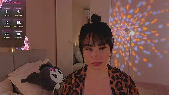 Lia May online show from 11-25-25, 02:12