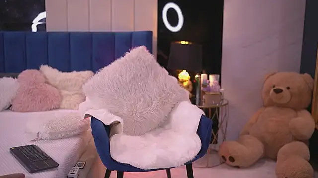 XenaBloom online show from 11-28-25, 04:12