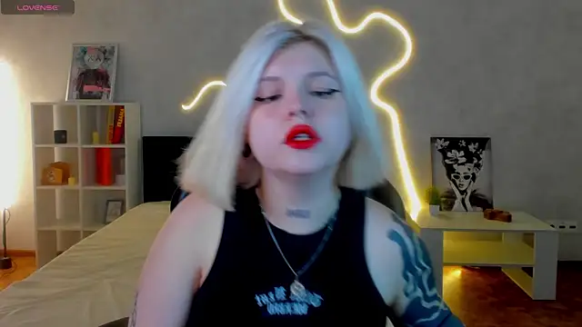 Snapshot of shadow__purrr chatting on 11-18-25, 01:21 shadow purrr online show from 11-18-25, 01:21