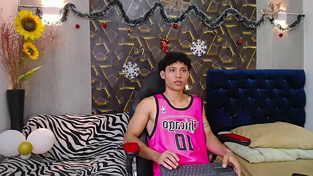 Snapshot of the_nugge chatting on 12-02-25, 07:37 the nugge online show from 12-02-25, 07:37