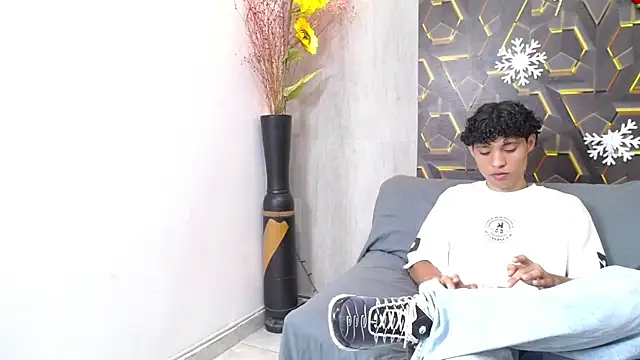 Snapshot of the_nugge chatting on 12-20-25, 08:01 the nugge online show from 12-20-25, 08:01