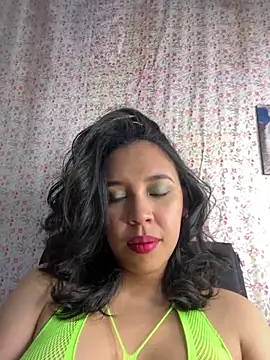 Snapshot of Esmerald_1111 chatting on 12-17-25, 10:20 Esmerald 1111 online show from 12-17-25, 10:20