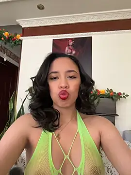 Snapshot of Esmerald_1111 chatting on 06-18-26, 01:05 Esmerald 1111 online show from 06-18-26, 01:05