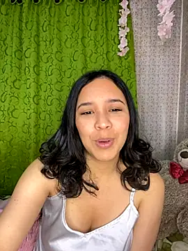 Snapshot of Esmerald_1111 chatting on 11-28-25, 10:48 Esmerald 1111 online show from 11-28-25, 10:48