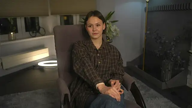 DeliaBernon online show from 11-18-25, 01:14