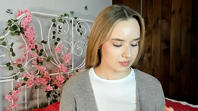 Snapshot of KristleKirst chatting on 11-18-25, 03:04 KristleKirst online show from 11-18-25, 03:04