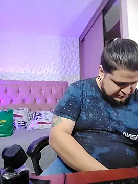 Snapshot of danna_thiago1 chatting on 01-13-26, 12:20 danna thiago1 online show from 01-13-26, 12:20