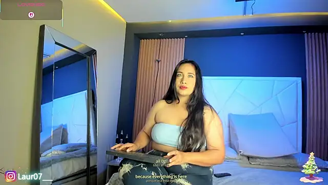 Lauroberts7 online show from 12-17-25, 03:44