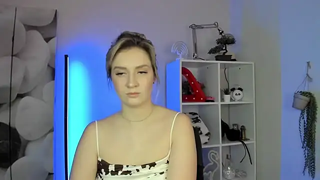 Snapshot of AlisaCam24 chatting on 11-20-25, 08:15 AlisaCam24 online show from 11-20-25, 08:15