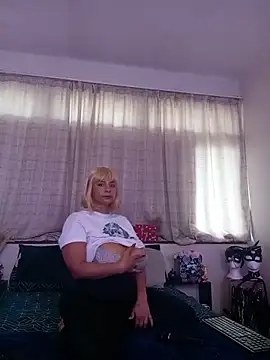 Snapshot of LaReineCleo chatting on 05-29-26, 10:32 LaReineCleo online show from 05-29-26, 10:32