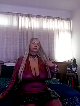 Snapshot of LaReineCleo chatting on 05-11-26, 10:16 LaReineCleo online show from 05-11-26, 10:16