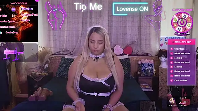 Snapshot of LaReineCleo chatting on 02-20-26, 11:01 LaReineCleo online show from 02-20-26, 11:01