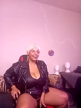 Snapshot of LaReineCleo chatting on 04-20-26, 10:18 LaReineCleo online show from 04-20-26, 10:18