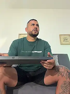 Snapshot of david10kc chatting on 02-01-26, 03:21 david10kc online show from 02-01-26, 03:21