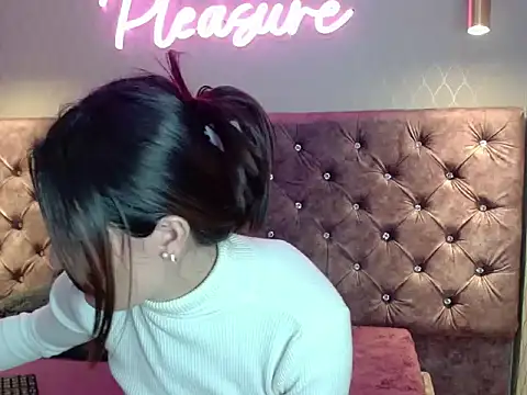 CataleyaDamourx online show from 12-16-25, 11:25