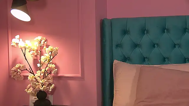 LorrySkye online show from 12-20-25, 05:32