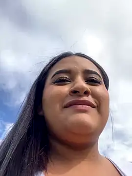 Snapshot of Sara_storm_outdoors chatting on 11-18-25, 07:50 Sara storm outdoors online show from 11-18-25, 07:50