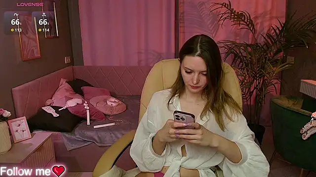 Ursula Andres online show from 04-19-26, 01:06