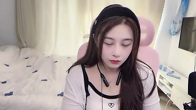 Snapshot of TTtia_ chatting on 12-23-25, 01:27 TTtia online show from 12-23-25, 01:27