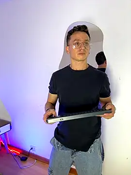 Snapshot of AndrewFalcon_ chatting on 11-19-25, 07:36 AndrewFalcon online show from 11-19-25, 07:36