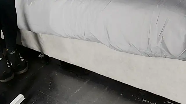 Mia elan   online show from 12-17-25, 08:36