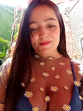 Juanita Rojas online show from 12-17-25, 06:35