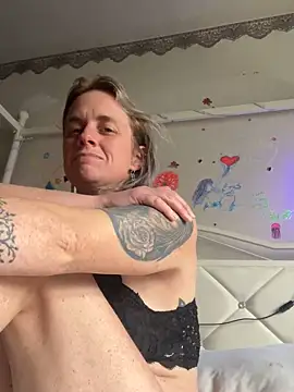 kittykatskat online show from 11-20-25, 02:07