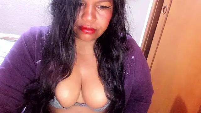 Snapshot of ebonycamelia chatting on 06-07-26, 11:37 ebonycamelia online show from 06-07-26, 11:37