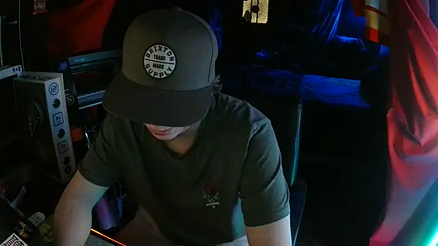 Snapshot of Bowerboi chatting on 11-28-25, 01:06 Bowerboi online show from 11-28-25, 01:06