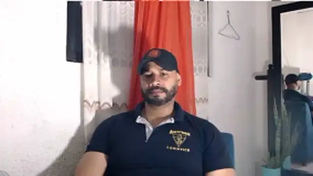 Snapshot of musclehetero chatting on 06-11-26, 02:53 musclehetero online show from 06-11-26, 02:53