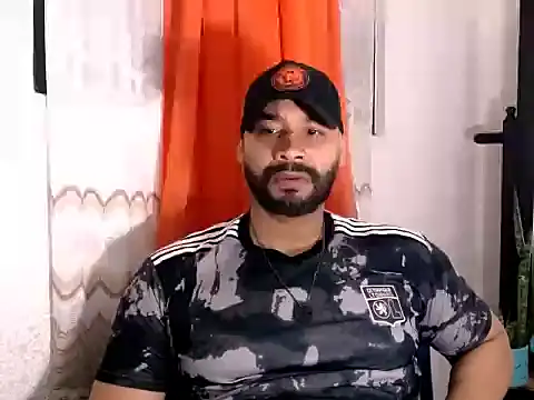 Snapshot of musclehetero chatting on 06-05-26, 02:16 musclehetero online show from 06-05-26, 02:16
