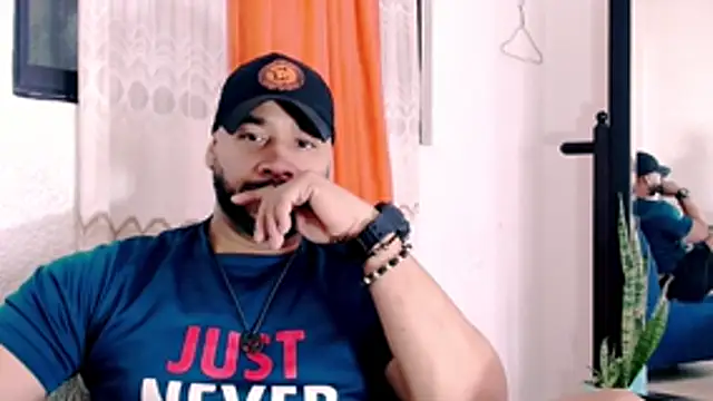Snapshot of musclehetero chatting on 06-12-26, 05:54 musclehetero online show from 06-12-26, 05:54