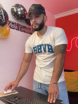 Snapshot of Mike_savage3 chatting on 02-17-26, 12:24 Mike savage3 online show from 02-17-26, 12:24