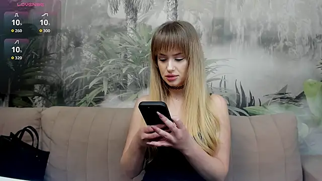 ChloeeBee online show from 12-18-25, 04:11